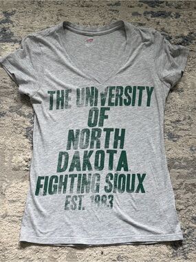 UND Fighting Sioux Soffe Women’s V-Neck T-Shirt Gray Green Medium Retired Logo